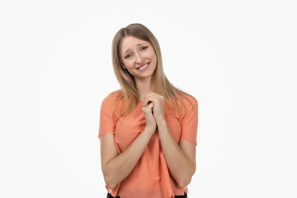 Gelukkig Blond Meisje Houdt Handen Bij Elkaar Als Het Zien — Stockfoto