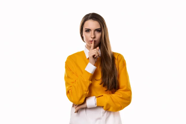 Portret Van Een Jonge Brunette Die Haar Vinger Naar Haar — Stockfoto