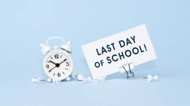 Okulun son günü. Kartvizitteki mesaj konsepti. Kişisel gündemin kapanışı