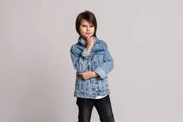 Красива Мода Маленький Хлопчик Років Джинсовій Куртці Позує Студії Тест — стокове фото