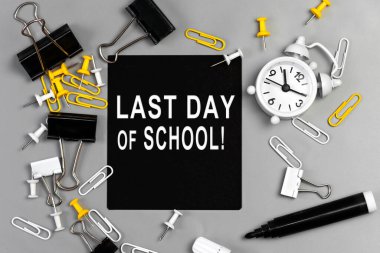 Okulun son günü - yapışkan notta yazılı metin konsepti. Kişisel gündemin kapanışı