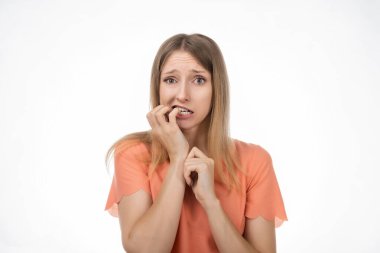 Korkmuş sarışın kızın portresi, el ele tutuşmuş, korkudan titreyen, ürkütücü sesten dehşete düşmüş, beyaz arka planda sersemlemiş bir şekilde duruyor. İnsani duygular, yüz ifadesi kavramı