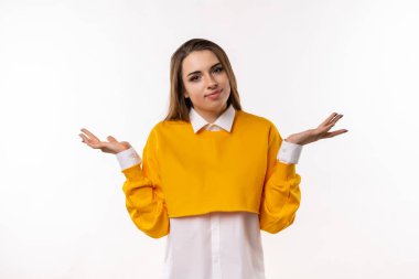 Bilmiyorum, bu ben değilim. Kafası karışmış, kafası karışmış, beyaz bir altyapısı olan, elleri yana açık omuz silken, cahil ve kararsız esmer kızın portresi.