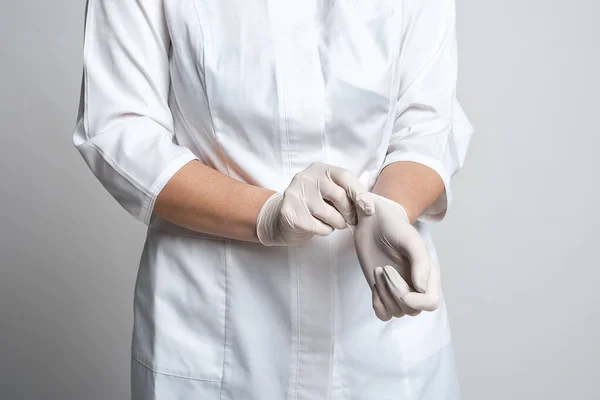 Beskuren Bild Läkare Sätta Vit Latex Handskar För Skyddande Virus — Stockfoto