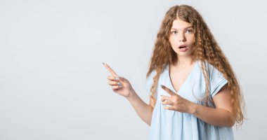 Görsen iyi olur. Uzun kıvırcık saçlı, parmakları için ikisini de işaret eden meraklı Avrupalı kız terfiniz için boş yer gösteriyor. İnsanlar, reklam kavramı