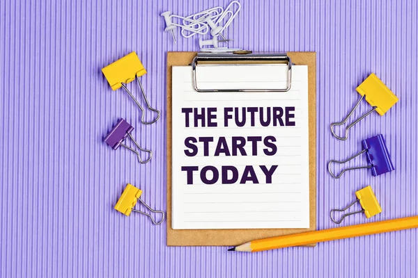 Las Palabras Futuro Comienza Hoy Escrito Cuaderno Blanco Primer Plano — Foto de Stock