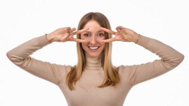 İyimser sarışın kız portresi, gözünün üzerinde barış işareti olan, gülümseyen, sana olumlu titreşimler gönderen, inançlı, iyi niyetli, beyaz arkaplan. Sadece sakin ol.