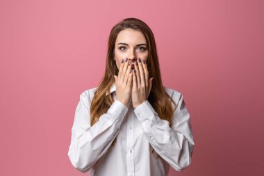 Korkmuş esmer kızın portresi, el ele tutuşmuş, korkudan titreyen, korkunç sesten dehşete düşmüş, pembe arka planda sersemlemiş bir şekilde duruyor. İnsani duygular, yüz ifadesi kavramı