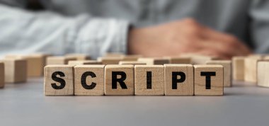 Tahta küplerden yapılmış SCRIPT kelimesi. Kavramsal fotoğraf. Seçici odaklanma. Küplerdeki yüzeysel alan derinliği
