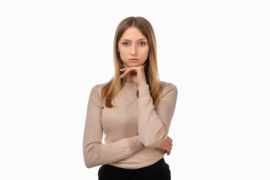 Bir düşüneyim. Düşünceli bir suratı olan, eli çenesinde bir şeyler planlayan ya da seçim yapan dalgın sarışın bir kız. Stüdyo çekimi, beyaz arkaplan