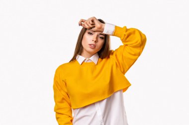 Endişeli, hayal kırıklığına uğramış esmer kız yorgun hissediyor, baş ağrısı, baş ağrısı ya da migren ağrısı gibi. Stüdyo çekimi, beyaz arkaplan