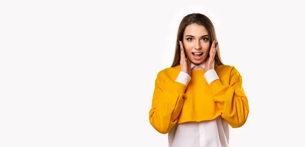 Wow Joven Morena Feliz Suspirando Sonriendo Feliz Tocar Las Mejillas — Foto de Stock