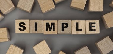 Basit kelimesi ahşap küplerden yapılmıştır. Kavramsal fotoğraf. Üst görünüm