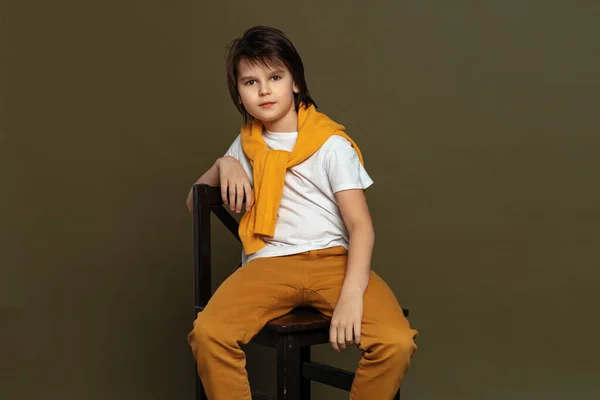 잘생긴 소년이 스튜디오의 의자에 격식있는 스타일 스튜디오에서의 — 스톡 사진