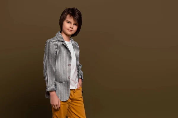 Портрет Молодого Хлопчика Років Позує Студії Зеленому Тлі Повсякденний Стиль — стокове фото