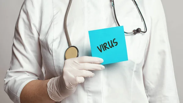 白いコートと滅菌手袋の医師の作物のビューは 単語とノートを保持 ウイルス 医学的概念 — ストック写真