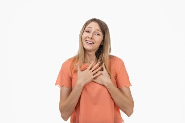 Mutlu sarışın kız, sevimli bir şey görünce el ele tutuşur. Güzel, romantik bir sürprize, beyaz bir geçmişe tepki verir. İnsani duygular, yüz ifadesi kavramı