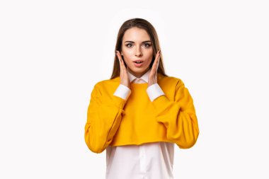 Endişeli, korkmuş esmer kız ağzını açıp el ele tutuşurken heyecan verici bir şey duydum. Beyaz arka plan.