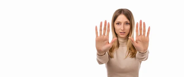 いやだと思う 真面目なブロンドの女の子は カメラで両手の手のひらを前方に保ちます 署名を禁止します 制限または警告 停止記号で腕を拡張 スタジオショット 白の背景 広告の場所 — ストック写真