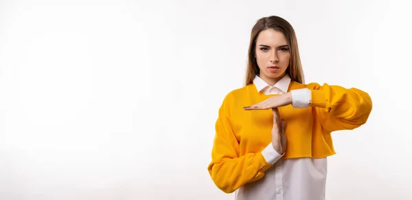 Jonge Brunette Casual Kleding Met Time Out Gebaar Menselijke Emoties — Stockfoto