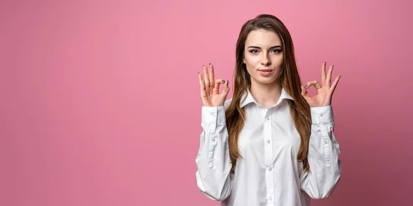 Portret Van Een Aantrekkelijk Brunette Meisje Casual Kleding Tonen Gebaar — Stockfoto