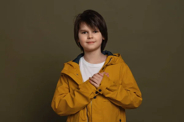 Ηρεμία Μικρό Αγόρι Casual Ρούχα Κρατώντας Χέρια Στο Στήθος Κοντά — Φωτογραφία Αρχείου