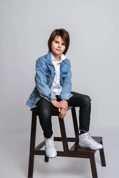 Hermoso Niño Moda Años Edad Sienta Una Silla Estudio Vestido — Foto de Stock