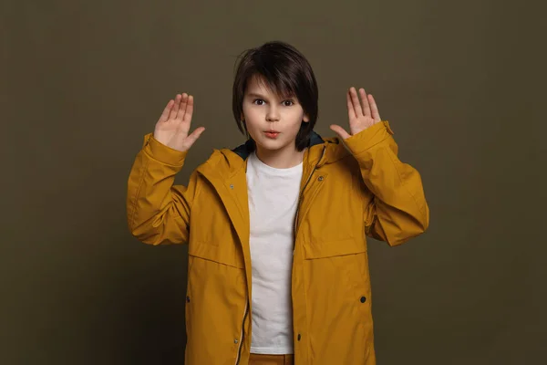 Känslomässig Liten Pojke Uttrycka Överglädje Och Förvånad Sprida Händerna Sidled — Stockfoto