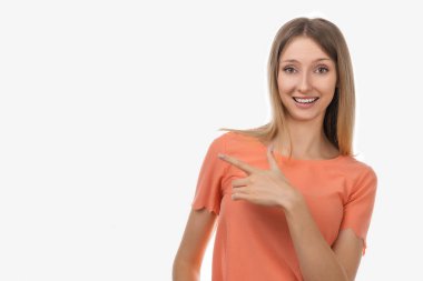 Tanıtımınız burada. Şık, kendine güvenen sarışın kızın ilginç teklifi işaret eden portresi, tıklama linkini tavsiye et, uygulama yükle veya abone ol. Stüdyo çekimi, beyaz arkaplan