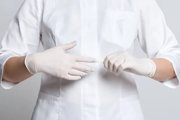Προβολή Του Γιατρού Λευκά Γάντια Λάτεξ Για Προστατευτικό Προστατεύσου Ιατρική — Φωτογραφία Αρχείου