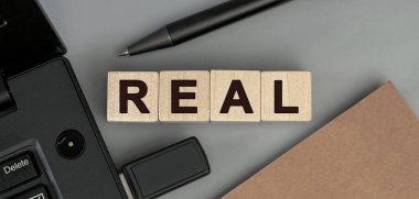 Tahta bloklardan gerçek kelime konsepti. Harfli tahta küpler.