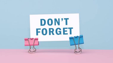 Unutma - pembe ve mavi arka planda kartvizitteki yazı kavramı. Kişisel gündemin kapanışı