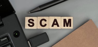 Dolandırıcılık, tahta bloklardan kelime konsepti. Harfli tahta küpler.