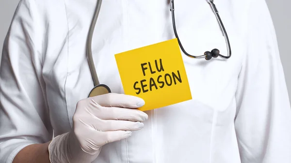 장갑을 Flu Season 쪽지를 의사의 모습이 띄었다 의학적 — 스톡 사진