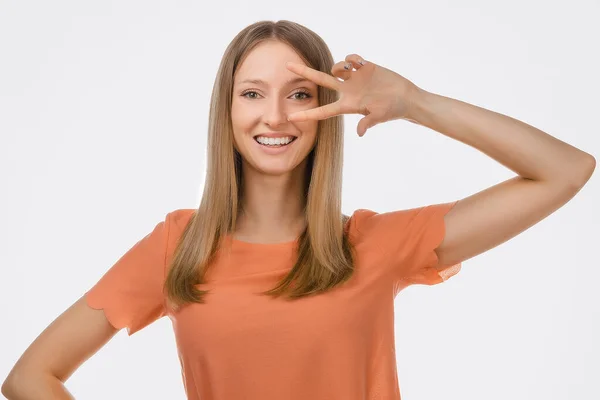 Portrét Optimistické Blondýny Neformálních Šatech Ukazující Mírové Znamení Přes Oko — Stock fotografie