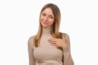 Sıradan giyinmiş hoş, genç, sarışın bir kadın. Elele tutuşup iltifat ve övgüler için teşekkürlerini sunar. Minnettar ve memnun hisseder. Stüdyo çekimi, beyaz arkaplan