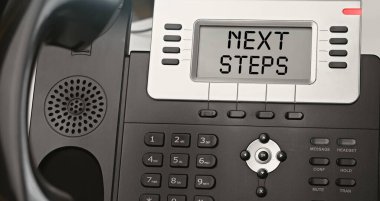 NEXT STEPS - IP telefon ekranında metin kavramı. IP Telefonunu kapat