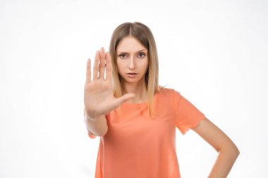 Hayır diyorum. Ciddi sarışın kız avuç içini kameraya çekiyor, yasaklama işareti yapıyor, yasaklıyor ya da uyarıyor, dur işaretinde kolunu uzatıyor. Stüdyo çekimi, beyaz arkaplan