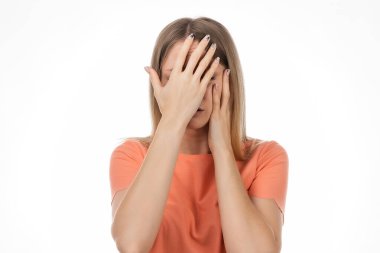 Korkmuş sarışın kızın portresi, yüzünün yanında el ele tutuşmuş titreyen korku, ürkütücü sesten çok korkan, beyaz arka planda sersemlemiş bir şekilde duran. İnsani duygular, yüz ifadesi kavramı