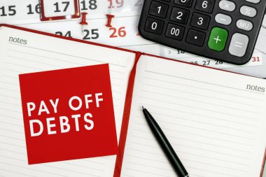 Borçlarını öde - yapışkan notta yazılı metin kavramı. Kişisel gündemin kapanışı