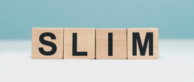 Tahta bloklardan ince kelime konsepti. Harfli tahta küpler.