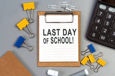 Okulun son günü beyaz bir deftere yazılmış kelimeler. Kişisel gündemin kapanışı