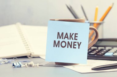 Para kazan - yapışkan notta yazı kavramı. Kişisel gündemin kapanışı