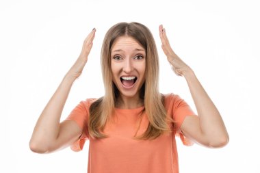 Ne harika bir haber. Şaşırmış ve mutlu sarışın kız aşırı sevinç ve şaşkınlık ifade ediyor, gülümsüyor, inanılmaz bilgiler duyuyor. Stüdyo çekimi, beyaz arkaplan