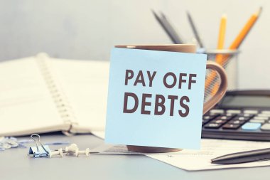 Borçlarını öde - yapışkan notta yazılı metin kavramı. Kişisel gündemin kapanışı