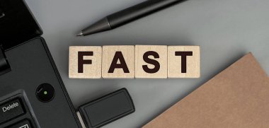 Tahta bloklardan hızlı kelime kavramı. Harfli tahta küpler.