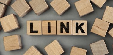 Bağlantı: Tahta bloklardan kelime kavramı. Harfli tahta küpler.