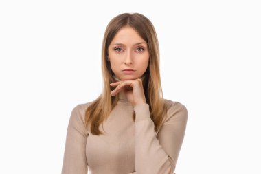 Bir düşüneyim. Düşünceli bir suratı olan, eli çenesinde bir şeyler planlayan ya da seçim yapan dalgın sarışın bir kız. Stüdyo çekimi, beyaz arkaplan