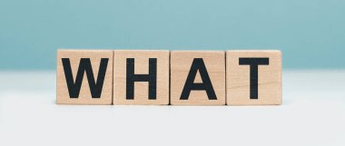 Tahta bloklardan kelime konsepti. Harfli tahta küpler.