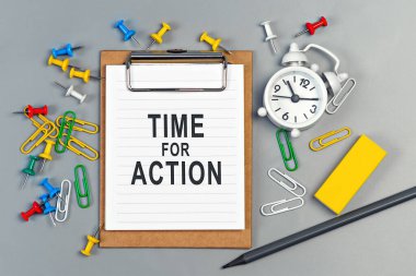 Beyaz bir deftere yazılan eylem zamanı. Kişisel gündemin kapanışı